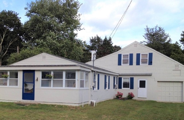 SUNSET BREEZE- BEACH HOME Family friendly, welcoming cottage - clean & bright!