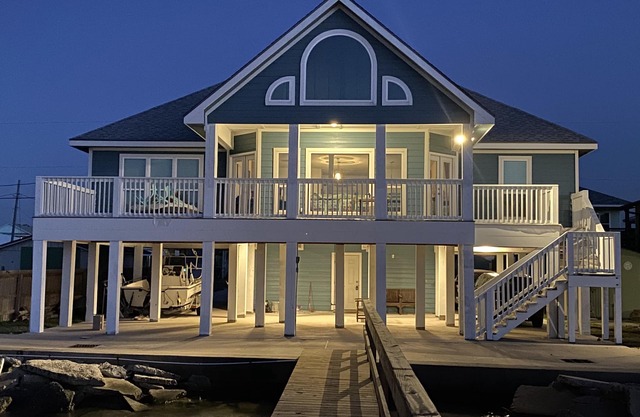 Sunset Cove-4 BR, 2 1/2 BA Waterfront Home. Sleeps 12-Private pier!