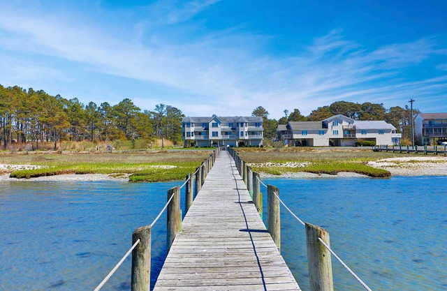 Sunset Dreams - Pet friendly, Waterfront; Shared dock!