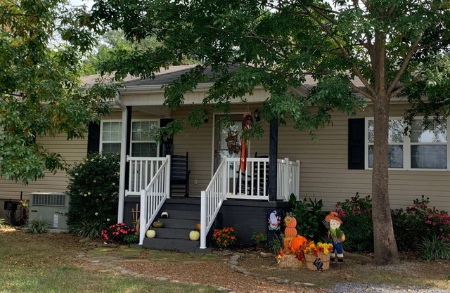 Sunset House on Lake Guntersville: Fishermen & Cozy Family Paradise!