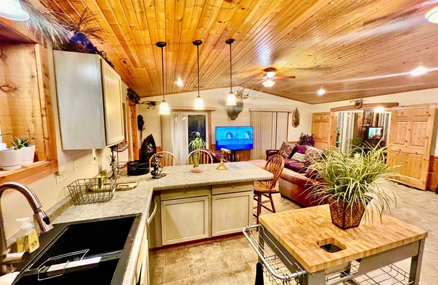 Sunset Lodge w/Hot Tub & Pool. 9 Bedrooms