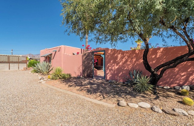 Sunset Manor: Secluded 5BD/3BA w/Pool in Midtown