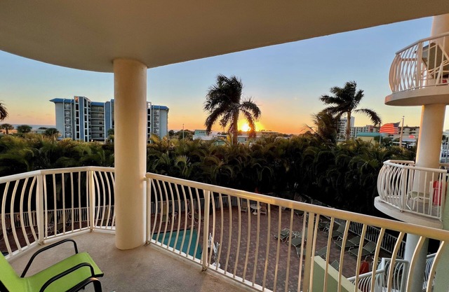 Sunset Nest: Two Bedroom Condo with Sunset Views