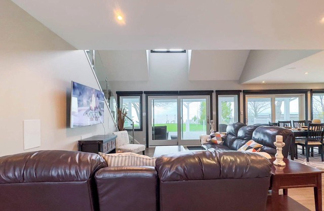 Sunset Ridge Lakefront King bed highend appliances