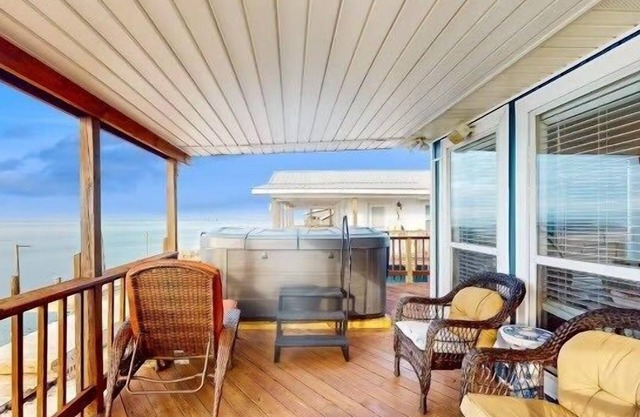 Sunset Sanctuary- Bay Dock/Hot Tub/.5mi to Beach