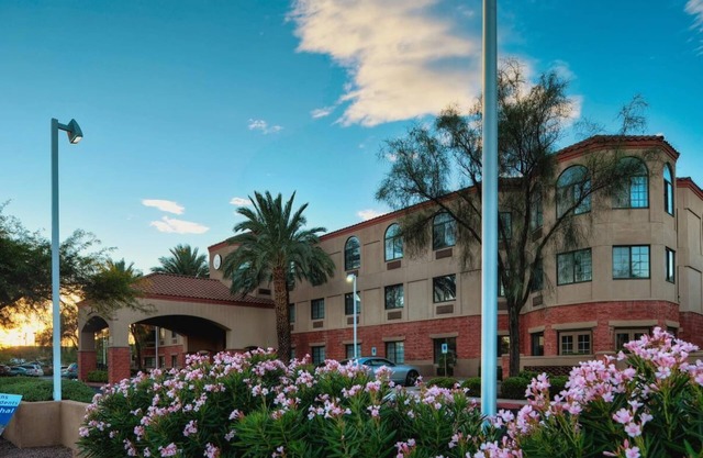Sunset Serenity: Onsite Pool, BBQ Area! 2 Relaxing Units Near Tucson Airport