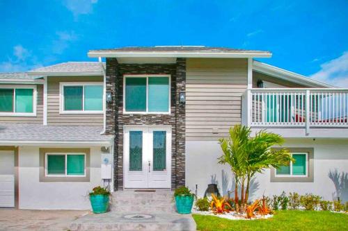 Sunset Serenity-Remodeled 4BR Beach House with Oceanview