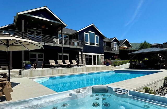 ~SUNSET VIEW LAKE HOUSE~ Lake front, dock on property, private pool & spa!