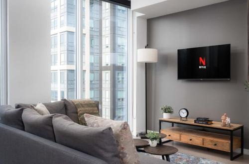 Sunset Views in Chic Condo by Cn Tower