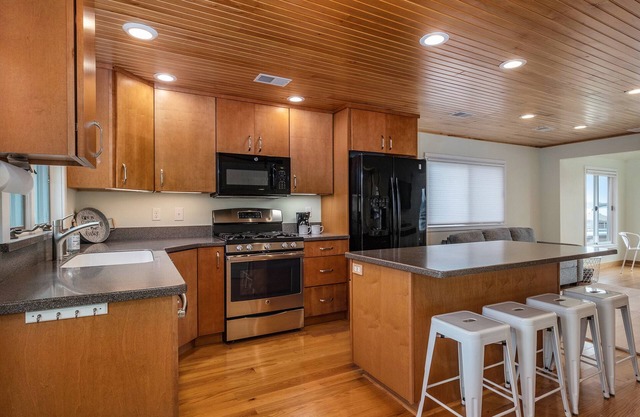 Sunshine Cottage on All Sports Portage Lake
