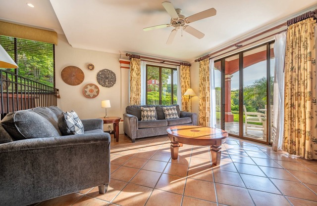 Sunshine Getaway- Lovely Golf Front Villa