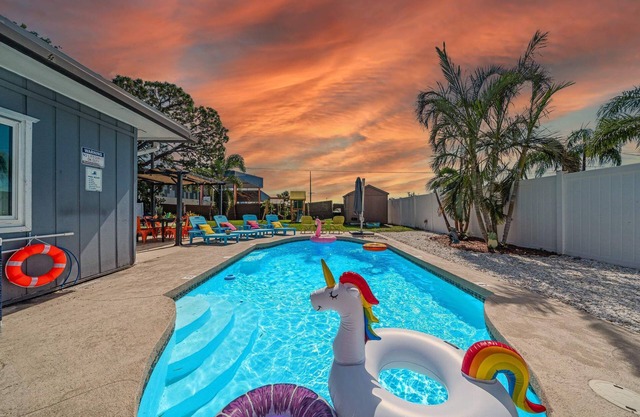 Sunshine Family Paradise With Heated Pool, Hot Tub, & King Bed