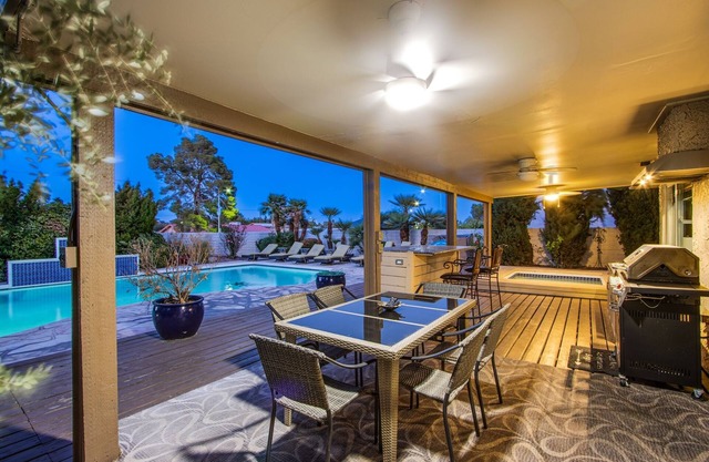 Sunshine Oasis, Min from Strip w/ Pool & Spa
