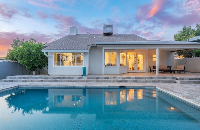Sunshine Retreat: 3BR with Patio|BBQ|Pool