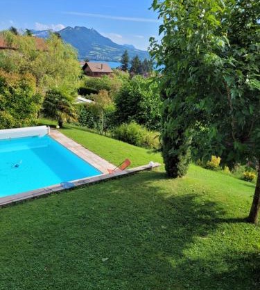 Sunshine Villa in front of Annecy Lake