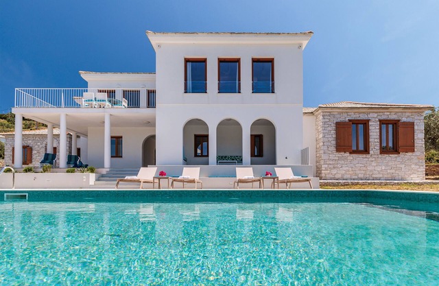 Sunshine Villa in Great Location. 33ft long Pool.