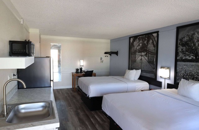 Super 8 by Wyndham Austin South/I-35