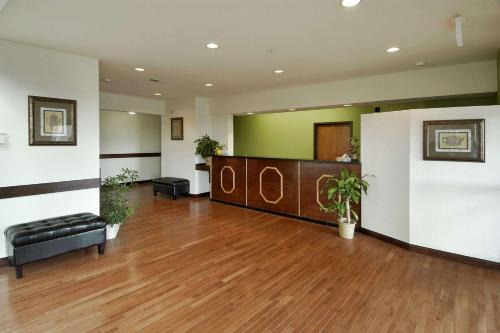 Super 8 by Wyndham Bowling Green North