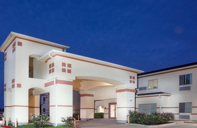 Super 8 by Wyndham Brenham TX