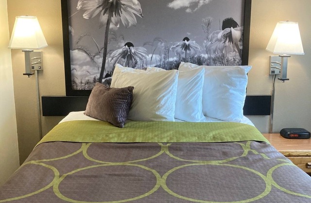 Super 8 by Wyndham Chisago City