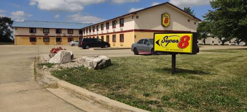 Super 8 by Wyndham Champaign
