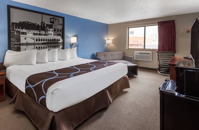 Super 8 by Wyndham Dubuque