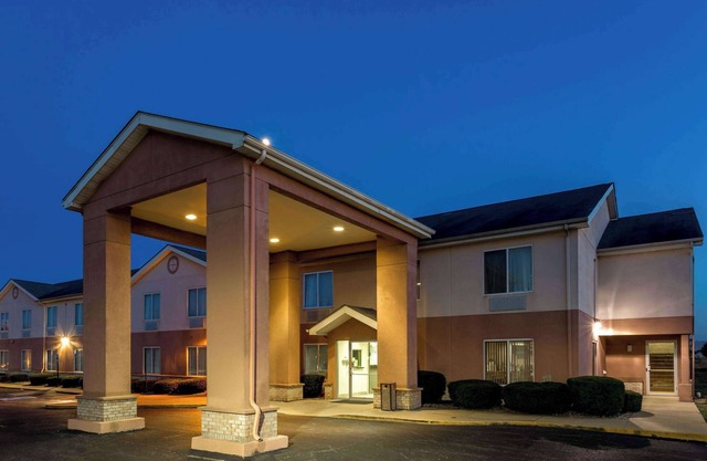 Super 8 by Wyndham Frankfort IN
