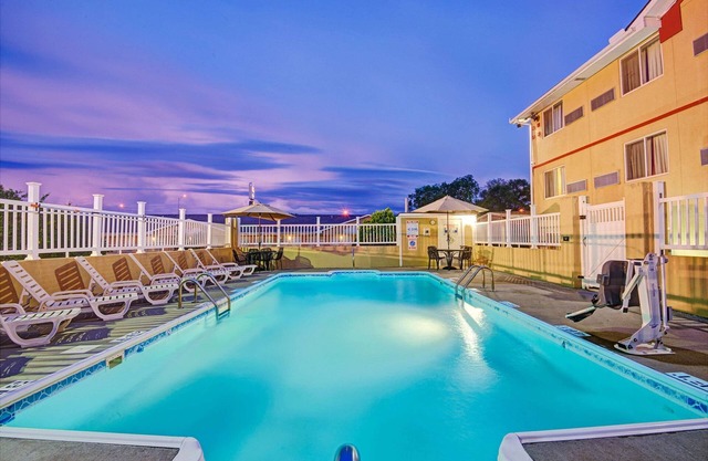 Super 8 by Wyndham Independence Kansas City