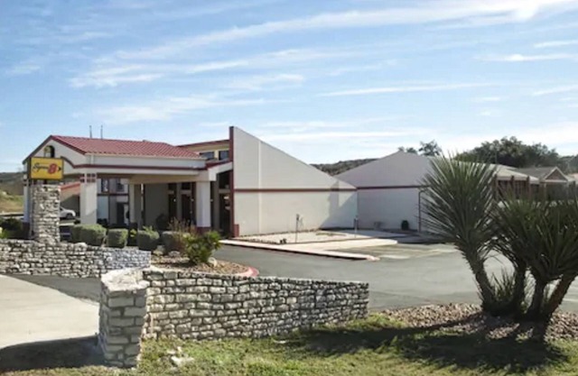 Super 8 by Wyndham Kerrville TX