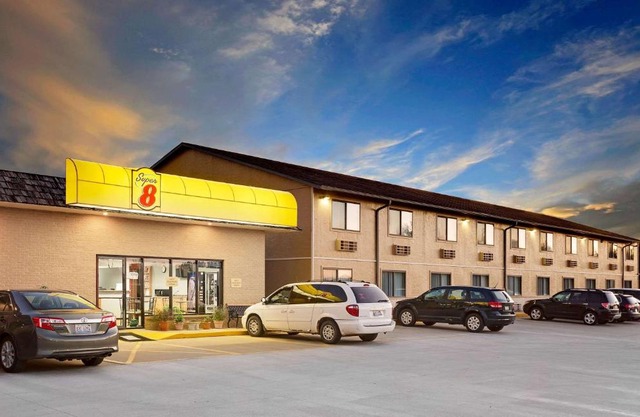 Super 8 by Wyndham Macomb