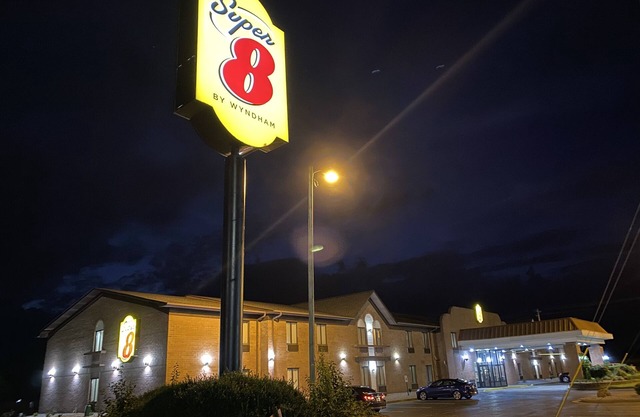 Super 8 by Wyndham Metropolis