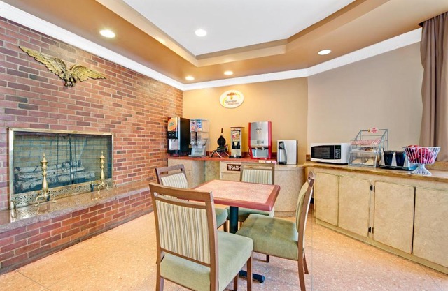 Super 8 by Wyndham Milford/New Haven