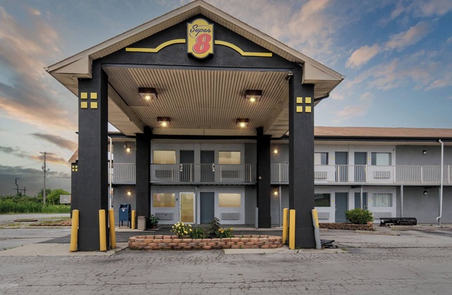 Super 8 by Wyndham Millbury/Toledo