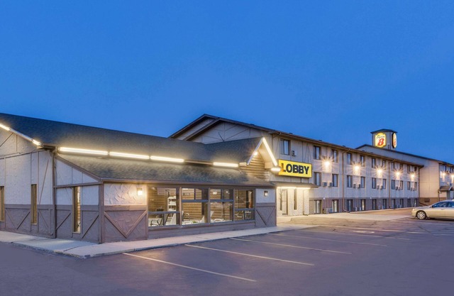 Super 8 by Wyndham Mitchell