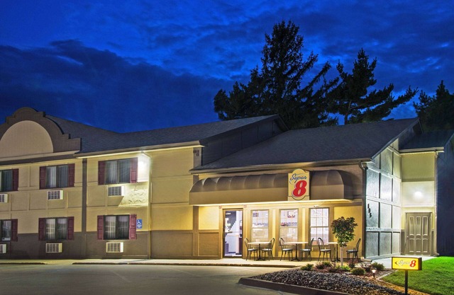 Super 8 by Wyndham Pella