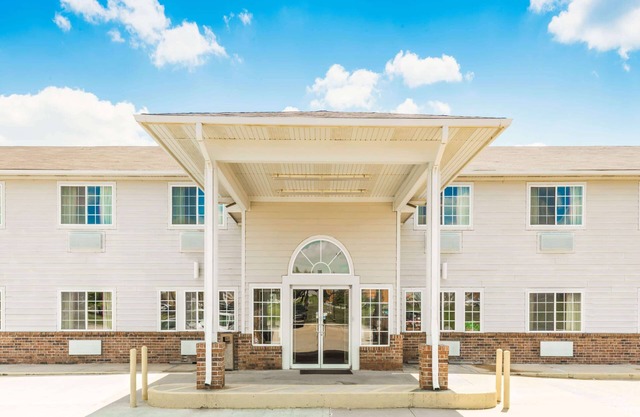 Super 8 by Wyndham Platte City Kansas City Area Airport