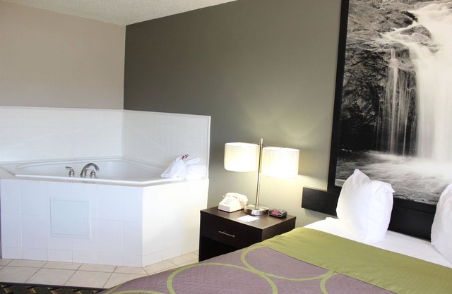 Super 8 by Wyndham Wyoming/Grand Rapids Area