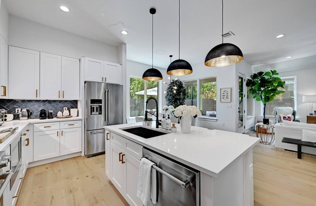 Super Chic Home in the Heart of Austin- walk to shop, eat, and dine!