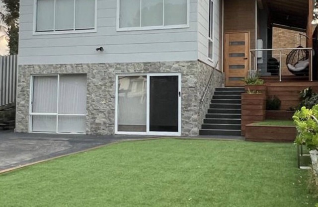 Super close to beach, shops & Rosebud Hotel.!