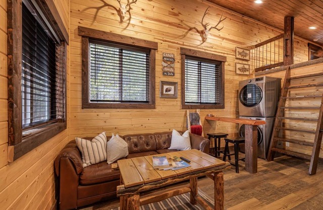 SUPER CUTE RUSTIC & CLEAN HOME 40 minutes to YNP
