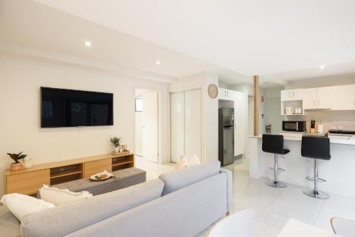 Super Host! 2 bedrooms, Restaurants & Train