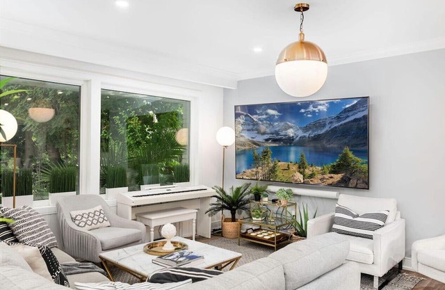 Super Lux Designer Co-Living, Hot Tub, Movie Theatre, Tesla Charger, Fireplaces