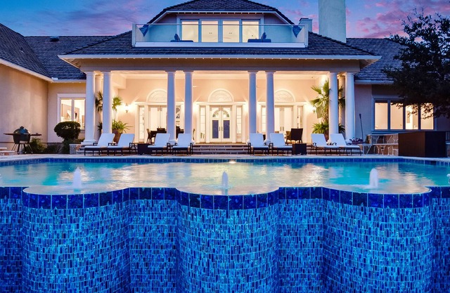 Super luxury 8 bedroomed family retreat with Pickleball Courts