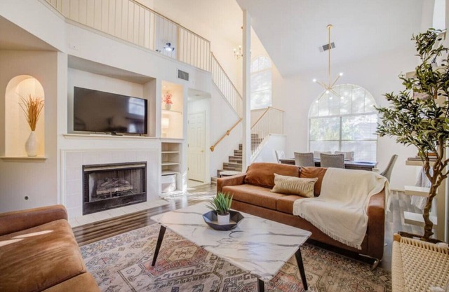 Super stylish, Spacious & chic 4bd w/Cowboy Pool!