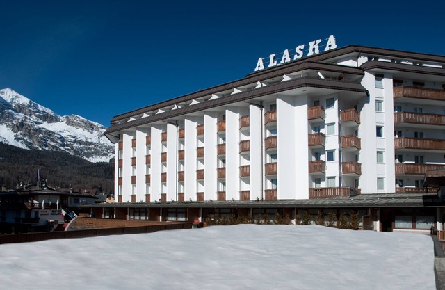 Super Suite! Hotel Alaska in the center of Cortina