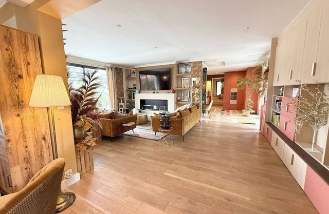 Superb 180m2 contemporary villa with swimming pool just 15min from the sea.
