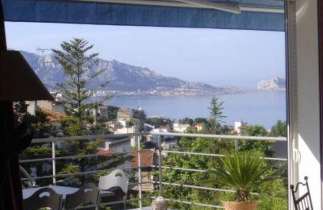 Superb air-conditioned villa with private pool and amazing seaview.