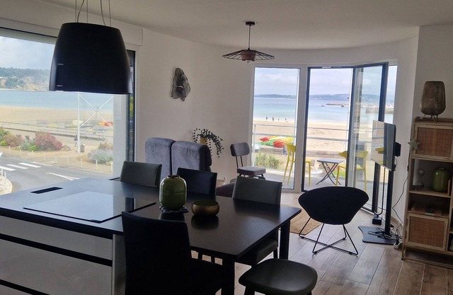 Superb apartment, FULL SEA VIEW, 50 m from the beach