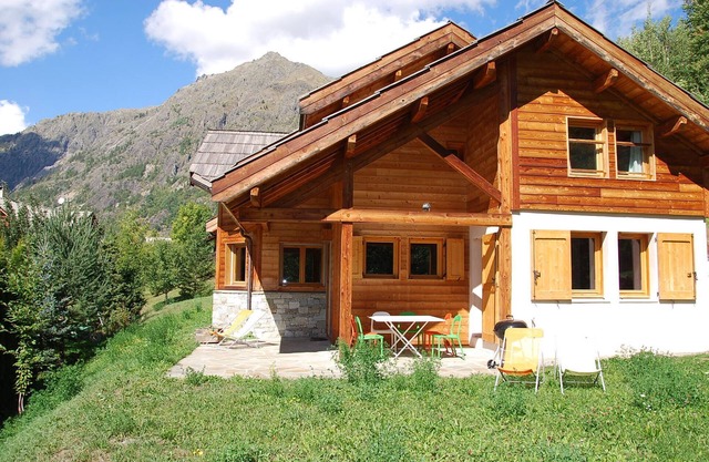 Superb chalet with 4 bedrooms, spacious living area with wood burning stove