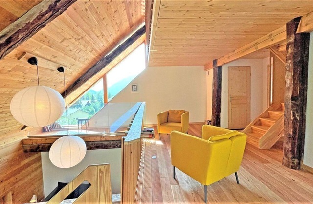SUPERB FAMILY VILLAGE HOUSE, SLEEPS 8
